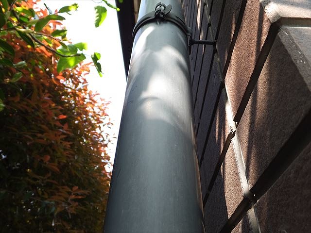 竪樋の支持を確認